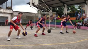 La importancia del baloncesto en el desarrollo educativo: Descubre cómo este deporte mejora habilidades sociales y académicas
