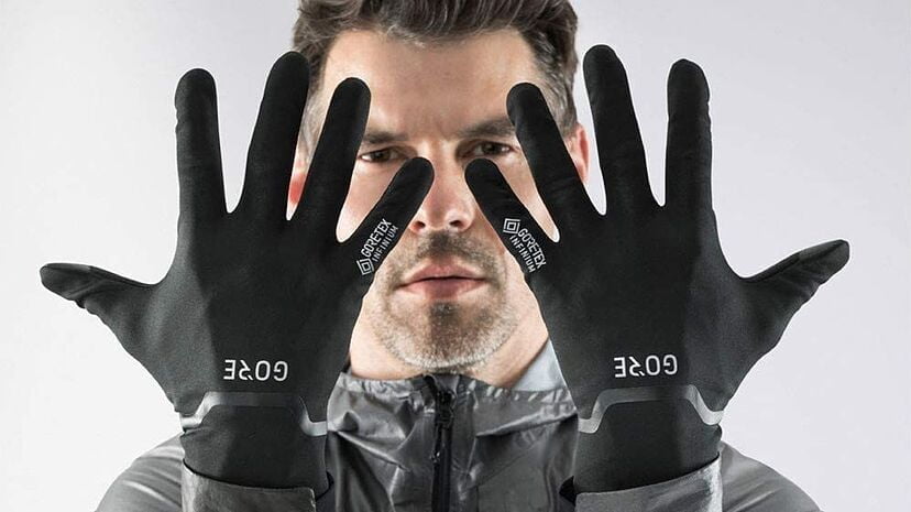 manos con guantes deportivos