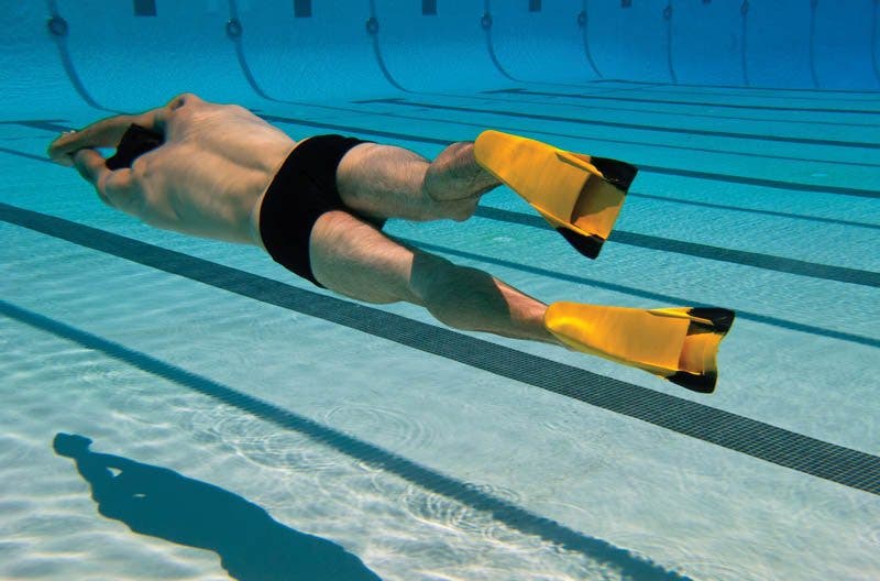 nadador con aletas en piscina